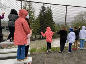 Students are waiting for Alaska Airlines planed called "X̱áat Ḵwáani"