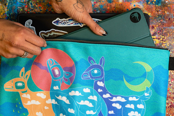 Aasgutuyík G̱uwakaan Carry-all Flat Bag (16")